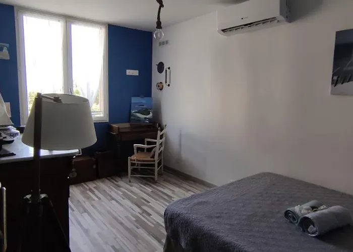 Bleues Cote Et Aeroport Climatisees Et Parking Gratuit Bed & Breakfast