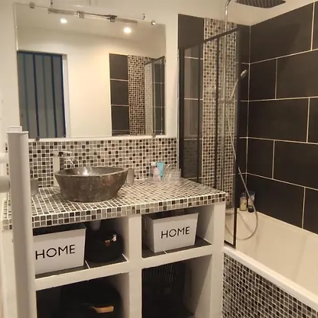 Bleues Cote Et Aeroport Climatisees Et Parking Gratuit Bed and Breakfast