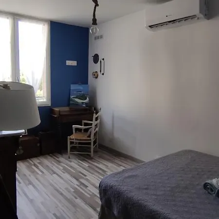 Bleues Cote Et Aeroport Climatisees Et Parking Gratuit Bed and Breakfast