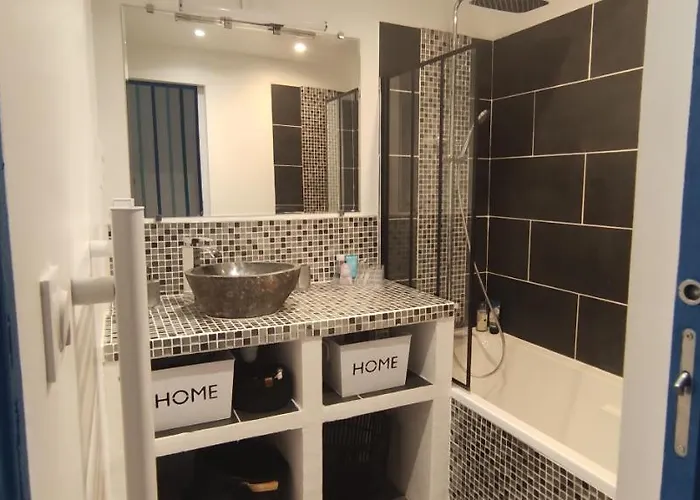 Bleues Cote Et Aeroport Climatisees Et Parking Gratuit Bed and Breakfast